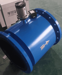 Battery powered electromagnetic flow meter with output Battery powered electromagnetic flow meter with output